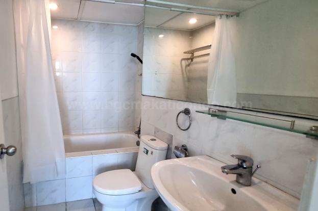 Master's toilet and bath of 2-bedroom condo unit at Bonifacio Ridge