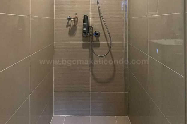 Bath of executive 1-bedroom condo unit at Uptown Parksuites tower 1