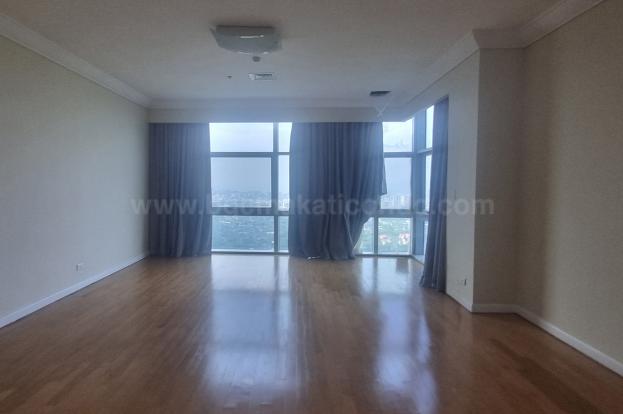Master's bedroom of 4-bedroom bi-level penthouse unit at Pacific Plaza Towers