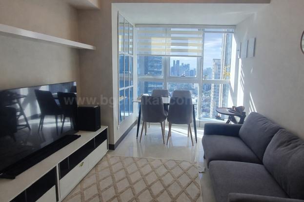 Living and dining areas of 1-bedroom condo unit at Uptown Parksuites tower 1