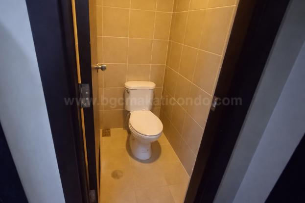 Utility toilet and bath of 1-bedroom condo unit at Uptown Parksuites tower 1