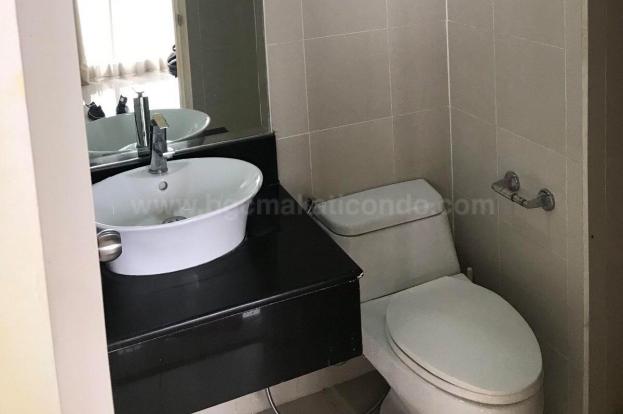 Toilet and bath of bedroom 1 of 2-bedroom condominium unit at Bellagio Tower 3