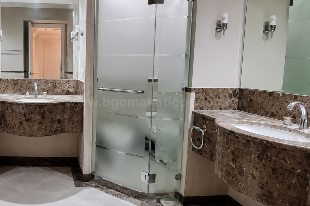 Master's toilet and bath of 3-bedroom condo unit at Pacific Plaza Towers