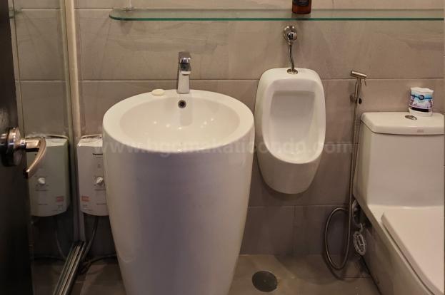 Toilet and bath of 1-bedroom condo unit at One Maridien