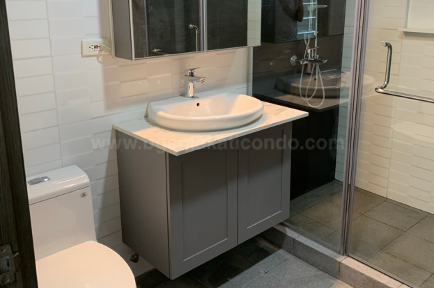 Master's toilet and bath of 2-bedroom condo unit at The Trion Towers tower 3