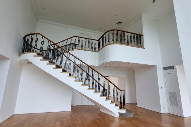 Full view stairs of 4-bedroom condo unit at Pacific Plaza Towers