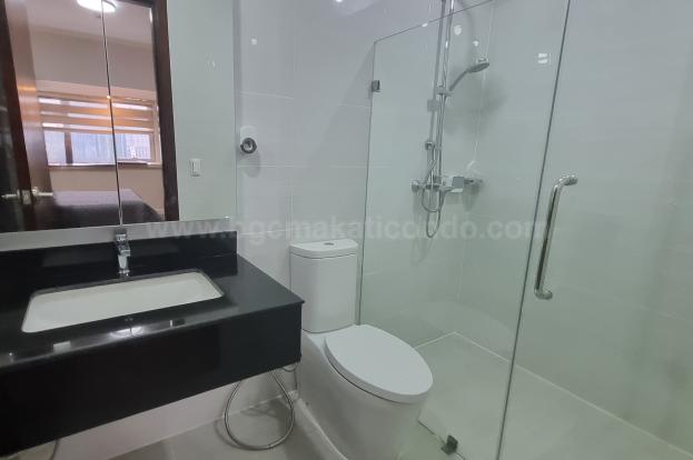 Master's toilet and bath of 2-bedroom condominium unit at Verve Residences
