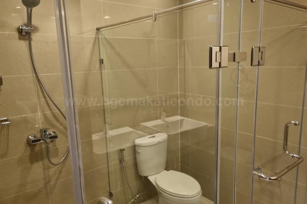 Common toilet and bath of 3-bedroom unit at Uptown Parksuites tower 2
