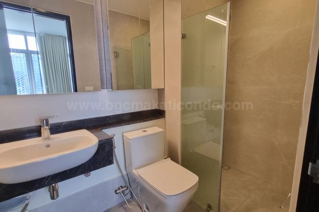 Bedroom 1 toilet and bath of 2-bedroom condo unit at West Gallery Place