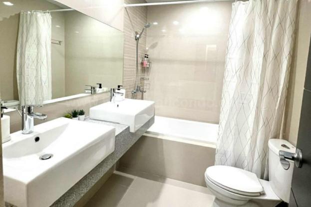 Master's toilet and bath of 2-bedroom condo unit at Uptown Parksuites tower 2