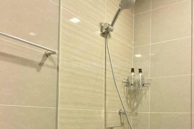 Toilet and bath of 1-bedroom condo unit at Uptown Parksuites tower 1