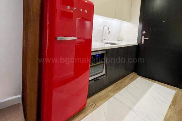 Kitchen area of 1-bedroom condo unit at Uptown Parksuites tower 1