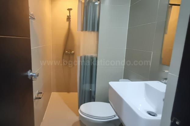 Common toilet and bath of 2-bedroom condo unit at Uptown Parksuites tower 1