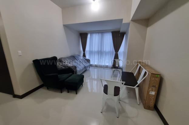 Living area of 2-bedroom unit at Uptown Parksuites tower 1